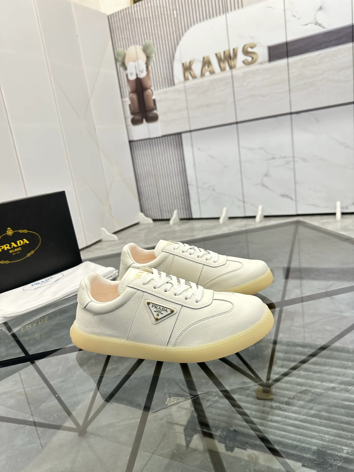 Men's shoes: 💰P400¥ Product trademark: Prada *"Prada*" low-top casual shoes Regular size: 38-44 (can be customized to 45) Product materials: imported cowhide upper, sheepskin lining, original outsole. Number: 020